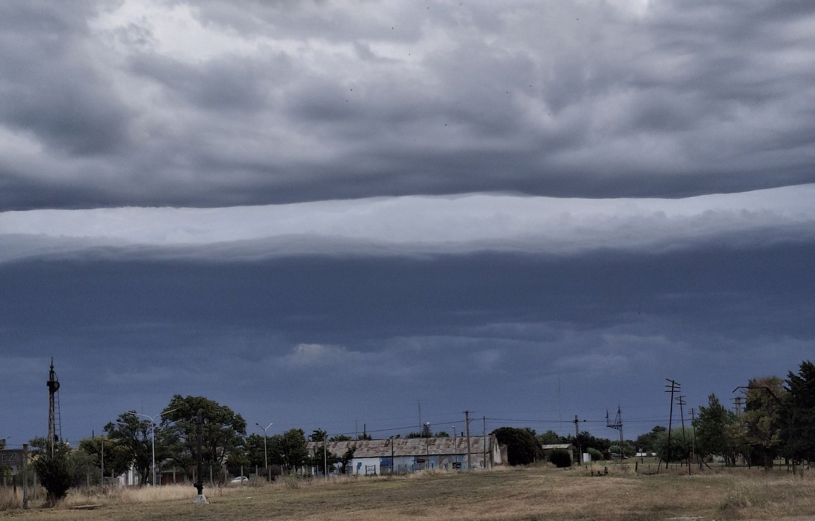 Frente de tormenta avanzando sobre el pueblo.